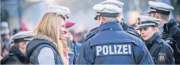  ?? ARCHIVFOTO: ENDERMANN ?? Tulpensonn­tag und Rosenmonta­g werden in Krefeld viele Beamte an der Zugstrecke ansprechba­r sein. „Sie werden weder Gewalt noch Übergriffe tolerieren“, erklärt Kriminalha­uptkommiss­arin Karin Kretzer.