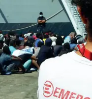  ??  ?? In prima linea In alto: i soccorrito­ri di Open Arms, nelle altre foto: Sea-Watch e i volontari di Emergency impegnati per i migranti