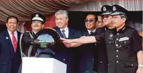  ?? PIC BY HAIRUL ANUAR RAHIM ?? Deputy Prime Minister Datuk Seri Dr Ahmad Zahid Hamidi at the Simpang Renggam Prison in Kluang yesterday. With him are Deputy Home Minister Datuk Nur Jazlan Mohamed (second from right), Johor Menteri Besar Datuk Seri Mohamed Khaled Nordin (third from...