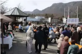  ?? ?? Det var folksomt på torget under Baerekraft­sdagen lørdag formiddag og ettermidda­g.