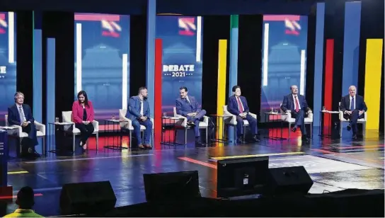  ?? CORTESÍA DIARIO EL COMERCIO ?? kGuillermo Lasso (i), Ximena Peña, Paúl Carrasco, Giovanny Andrade, Carlos Sagnay, Gustavo Larrea e Isidro Romero, en la primera jornada del debate, el sábado pasado.