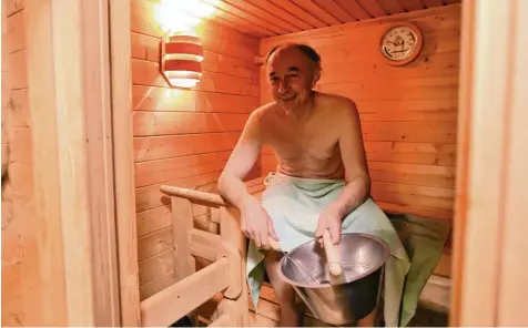  ?? Foto: Marcus Merk ?? Martin Ludwig aus Deubach zeigt, was er von seiner finnischen Frau Leena gelernt hat: Die Hitze in der Sauna ist die perfekte Abhärtung für kalte Winter.