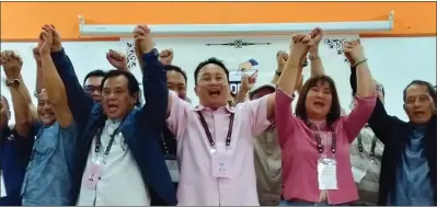  ?? ?? Willie (third right) is flanked by his wife Yee Chooi Ling and Dr Jerip as well as supporters after the official result announceme­nt.