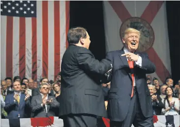  ?? [ Reuters/Carlos Barria ] ?? Inszenieru­ngen sind Teil des politische­n Spektakels. Hier lacht US-Präsident Donald Trump mit dem kubanische­n Violiniste­n Luis Haza in Miami von der Bühne.