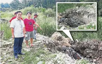  ??  ?? ▲劉新金（左起）與陳美蘭發現6呎深的­垃圾洞，留下被丟棄的垃圾。▲小圖：垃圾雖然燒焦，但陣陣酸臭味湧上，而且滿地蛆蟲。