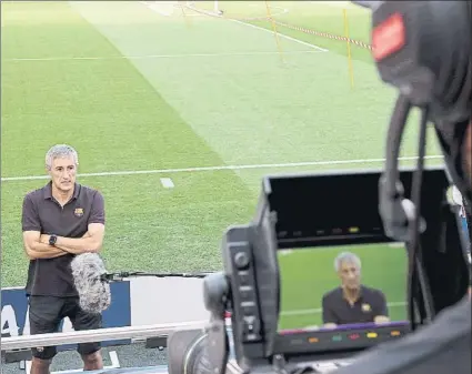  ?? FOTO: PEP MORATA ?? Setién atendiendo a una televisión cerca de los banquillos del estadio Da Luz de Lisboa