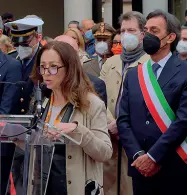  ?? ?? Bandiere giallo-azzurre
A fianco, una parte del pubblico che ha assistito alla cerimonia istituzion­ale per il 25 Aprile sul Liston Sopra, la rettrice Daniela Mapelli durante il suo intervento e, a fianco a lei, il sindaco Sergio Giordani