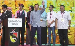  ??  ?? People’s Justice Party president and leader of the Pakatan Harapan coalition Anwar Ibrahim, centre, celebrates after winning in a by-election in Port Dickson yesterday.