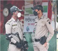  ?? MANISH SWARUP THE ASSOCIATED PRESS ?? Delhi police commandos wear pollution masks as air quality falls to hazardous levels in the Indian capital.