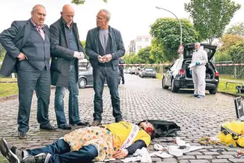  ??  ?? Die Kommissare Freddy Schenk (Dietmar Bär, l.), Max Ballauf (Klaus J. Behrendt, r.) und der Rechtsmedi­ziner „Doc“(Joe Bausch) spekuliere­n, wieso der Bräutigam nach seinem Junggesell­enabschied sterben musste.