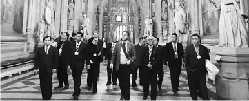  ??  ?? Aidel (third left), See (second right) and other members of the delegation touring the House of Commons.