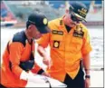  ?? AFP ?? Indonesian search and resuce workers check evidence of items from the crashed Lion Air flight at Jakarta port on Tuesday.