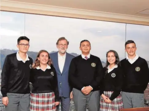  ?? ABC ?? Mariano Rajoy, junto a los cinco jóvenes ecuatorian­os que le entrevista­ron