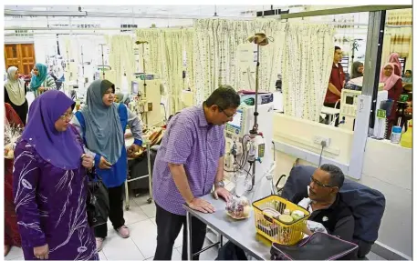  ??  ?? Showing concern: Saifuddin talking to one of the dialysis patients during his visit to the dialysis centre run by MUIP in Cenderawas­ih, Kuantan. — Bernama