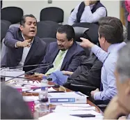  ?? ?? El morenista Sergio Gutiérrez se lanzó contra Víctor Hugo Sondón por la postulació­n de Francisco G. Cabeza de Vaca.