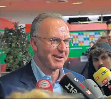  ??  ?? ALEGRE. Rummenigge, presidente del Bayern, no podía esconder su alegría tras el pase a la final de Copa.