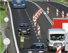  ?? Foto: Martin Stolař, MAFRA a archiv ?? Přes hranice Jeden z přechodů do Německa a dokument využívaný podvodníky pro falešná potvrzení.