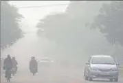  ?? SUNIL GHOSH/HT PHOTO ?? Vehicular traffic seen as heavy smog descends over Noida in the ■ morning on November 15.