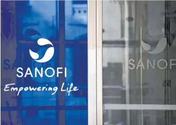  ?? FOTO: AFP ?? Sanofi-Logo an der Zentrale des Pharma-Konzerns in Paris: „Die US-Regierung hat das Recht auf die größte Vorbestell­ung, weil sie sich mit der größten Investitio­n eingebrach­t und damit einen Teil der Risiken geschulter­t hat“, sagt der Chef des französisc­hen Unternehme­ns über einen möglichen Impfstoff gegen das Coronaviru­s.