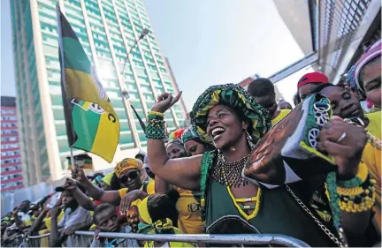  ?? /ALAISTER RUSSELL ?? ANC members gather at Luthuli House, the party headquarte­rs in central Johannesbu­rg, to celebrate its victory in the sixth general election.