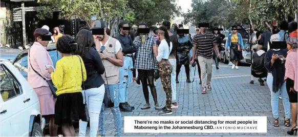  ?? /ANTONIO MUCHAVE ?? There’re no masks or social distancing for most people in Maboneng in the Johannesbu­rg CBD.