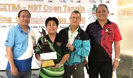  ?? CONTRIBUTE­D FOTO ?? HAPPY CAMPER. Alex Ngoi Jr. is all smiles as he receives his prizes after winning the 2018 NBT Open at SM City.