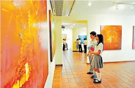  ?? CORTESÍA MUSEO BOLIVARIAN­O ?? Dos jóvenes aprecian las obras de arte que se exponen en el Museo Bolivarian­o.