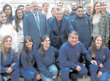  ?? PRESIDENCI­A ?? Operarios. Macri y Vidal, ayer, de campaña en la nueva planta de Molinos en Esteban Echeverría.