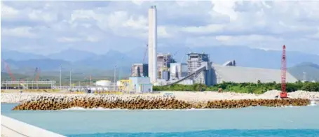  ?? ARCHIVO ?? ↑ Vista de la central termoeléct­rica de Punta Catalina, cuyas acciones el Gobierno tiene previsto poner a la venta.