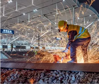  ??  ?? 21 de noviembre de 2020. Un obrero en los trabajos de renovación de la Estación de Ferrocarri­les Norte de Shenzhen.