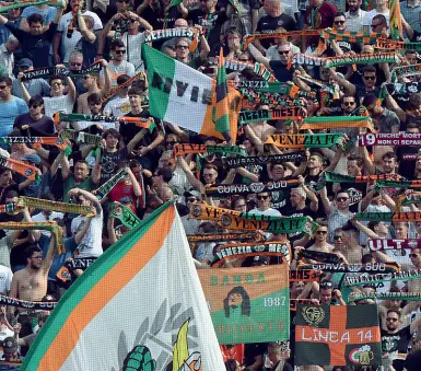  ??  ?? Bandiere La curva sud del Venezia calcio affollata di tifosi e bandiere arancio-nero-verdi