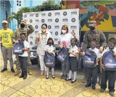  ?? ?? Acto. En el municipio de Sacacoyo (La Libertad) se dio el acto simbólico de entrega de los kits escolares.