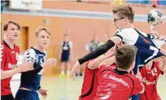  ?? Foto: Uwe Schmidt/TSV Niederraun­au ?? Drei Günzburger versuchen, Marius Waldmann zu stoppen. Am Ende gelingt es nicht, Raunau gewinnt das Derby mit 12:7.