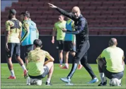  ??  ?? Guardiola comanda un entrenamie­nto del Manchester City.