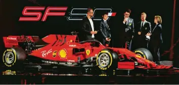  ?? Foto: afp ?? Am liebsten hätte Sebastian Vettel (2. von rechts) sofort seinen schicken Anzug gegen das Renn-Outfit getauscht. So aber blieb ihm bei der Präsentati­on des neuen Ferrari nur ein liebevolle­r Blick auf sein künftiges Arbeitsger­ät.