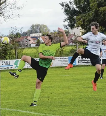  ?? Fotos: Reinhold Radloff ?? Auch wenn Schwabegg hier gerade noch einen Treffer verhindern kann, ein paar Minuten später, kurz vor Spielende, viel dann doch das von Wehringen heiß ersehnte Tor.