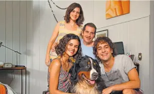  ??  ?? DRAMA A família do rabugento Jorge tem que viver com o apagão anual dele, que só desperta no Natal