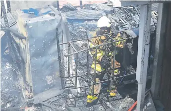  ?? FOTOS: ALEX PÉREZ ?? El último incendio se reportó en la colonia Nueva Suyapa, donde se quemaron cuatro viviendas.