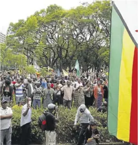  ??  ?? Protestas en la calle pidiendo la dimisión de Mugabe.