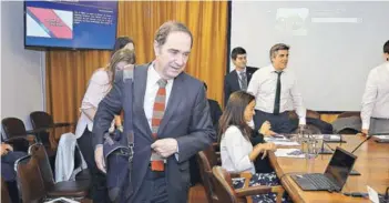  ??  ?? ► Ministro de Justicia asistió ayer a comisión de Constituci­ón de la Cámara.