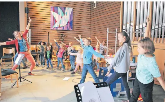  ?? FOTO: THERESA DEMSKI ?? Die Kinder- und Jugendchör­e der Evangelisc­hen Kirchengem­einde Hilgen-Neuenaus üben für ihre Musicalauf­führung.