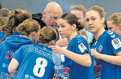  ?? ?? Ruhe, wenn der Trainer spricht: Heiko Ruwe bei einer Auszeit inmitten seines Teams, aus dem auch Dana Olbina und Maria Storz (r.) zuhören. Wahrschein­lich jedenfalls.