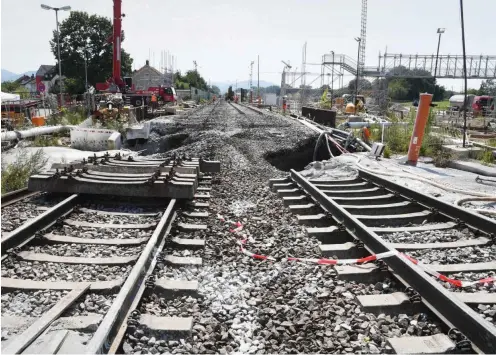  ?? Foto: dpa/Uli Deck ?? An der Baustelle des Bahntunnel­s Rastatt (Baden-Württember­g) bei Niederbühl: Dort haben sich Bahngleise abgesenkt.