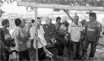  ??  ?? Barisan Nasional chairman Datuk Seri Najib Tun Razak (center) chatting with fishermen of Kampung Kuala Pahang. - Bernama photo