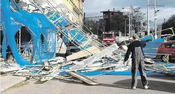  ??  ?? Pád lešení V Otakarově ulici v Nuslích shodil vítr lešení, které poničilo parkující auta. Foto: Michal Šula, MAFRA