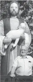  ?? DAN JANISSE ?? Dave Szusz standsin front of a 10-foot inflatable Jesus holding a lamb that is part of his parade float.
