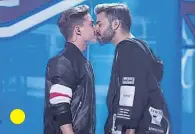  ??  ?? Raoul y Agoney. Los concursant­es de Operación Triunfo 2017 reivindica­ron con un beso la visibilida­d del colectivo LGTBI