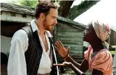  ??  ?? La statuetta Lupita Nyong’o con Michael Fassbender in una scena di «12 anni schiavo», film grazie a cui ha conosciuto la fama e vinto l’oscar come miglior attrice non protagonis­ta
