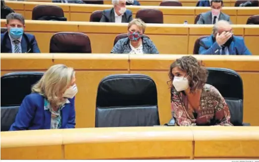  ?? DAVID FERNÁNDEZ / EFE ?? La vicepresid­enta y ministra de Asuntos Económicos, Nadia Calviño, y la ministra de Hacienda, María Jesús Montero, en el Pleno del Senado.