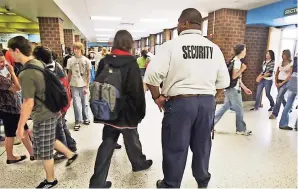  ??  ?? Busca Distrito Escolar mejor manejo de los problemas estudianti­les por mala conducta